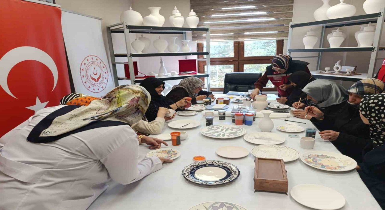 Erzurumda şehit yakınlarına sanatla şifa: Çini, Tezhip ve Ebru kursları başladı