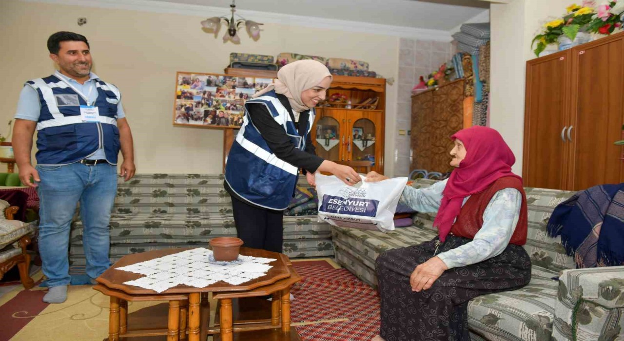 Esenyurt Belediyesinden Dünya Yaşlılar Gününde anlamlı ziyaret
