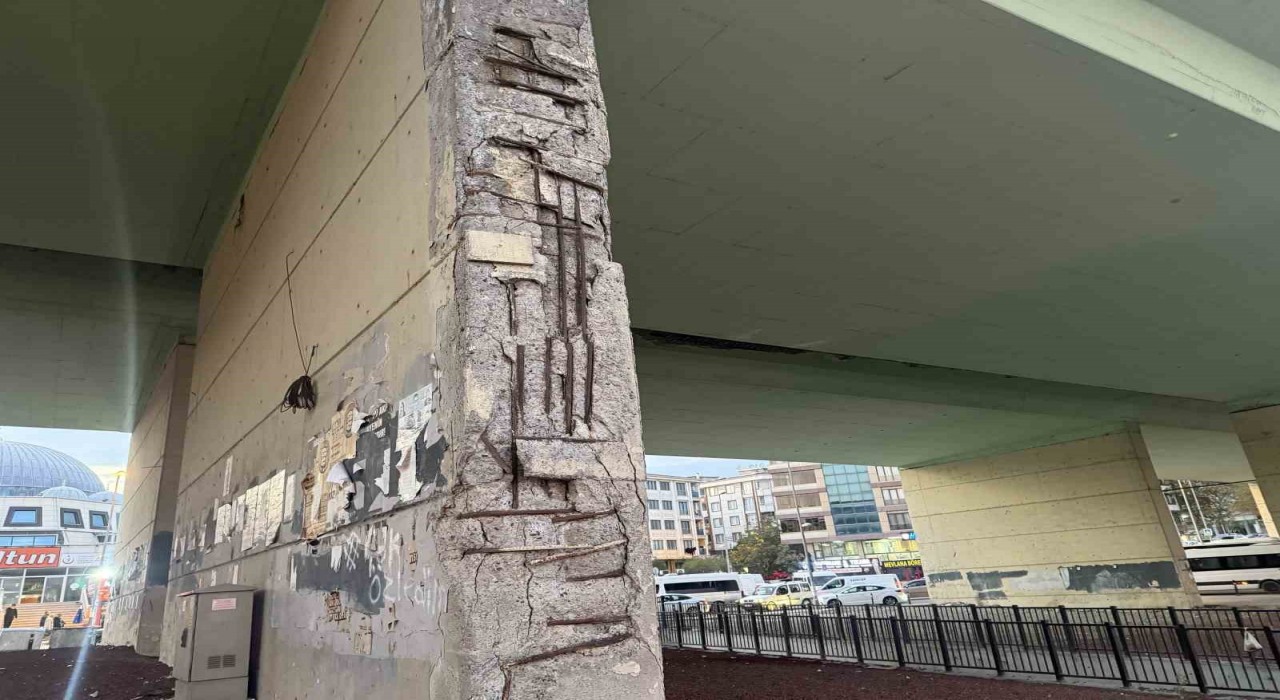 Esenyurtta betonları dökülen köprü tehlike saçıyor