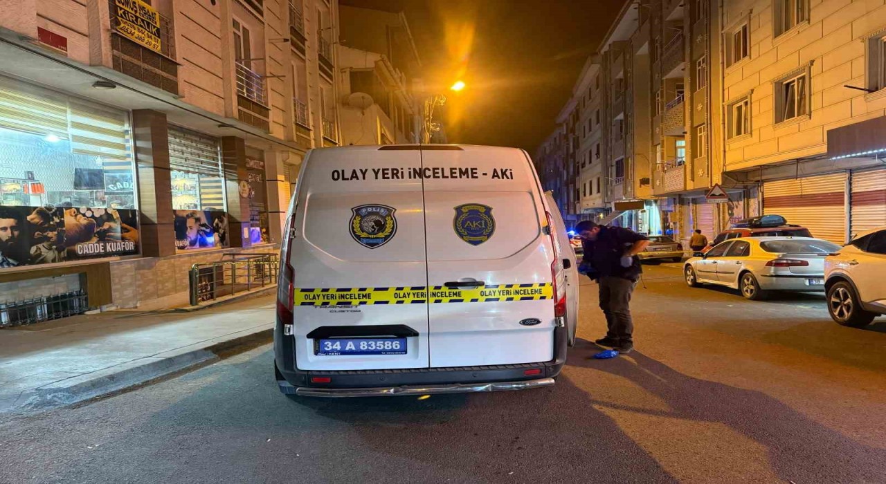 Esenyurtta kahvehaneye silahlı saldırı: Kurşunlar araçlara isabet etti