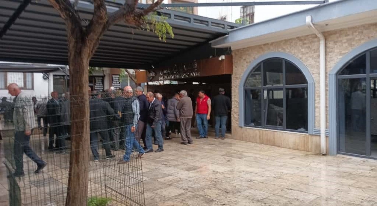 Eşi tarafından sokak ortasında öldürülen kadın son yolculuğuna uğurlandı