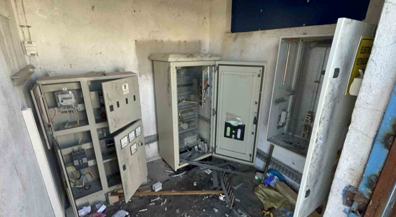 ESKİnin tesisine girip kapıyı delen hırsızlar ne buldularsa çaldılar