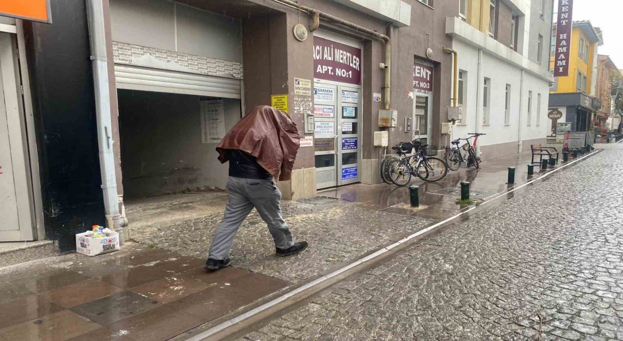 Eskişehirde aniden bastıran yağış vatandaşlara zor anlar yaşattı
