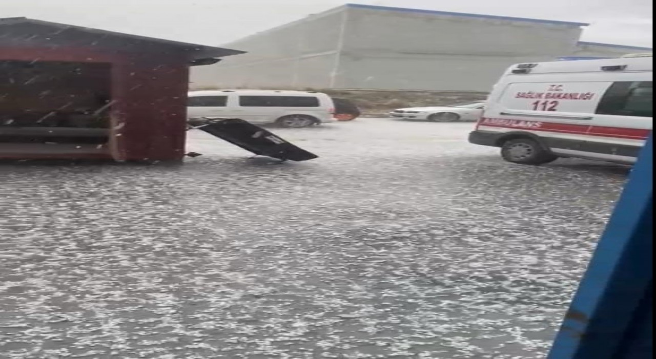 Eskişehirde dolu yağışı: Sokak saniyeler içinde beyaza büründü