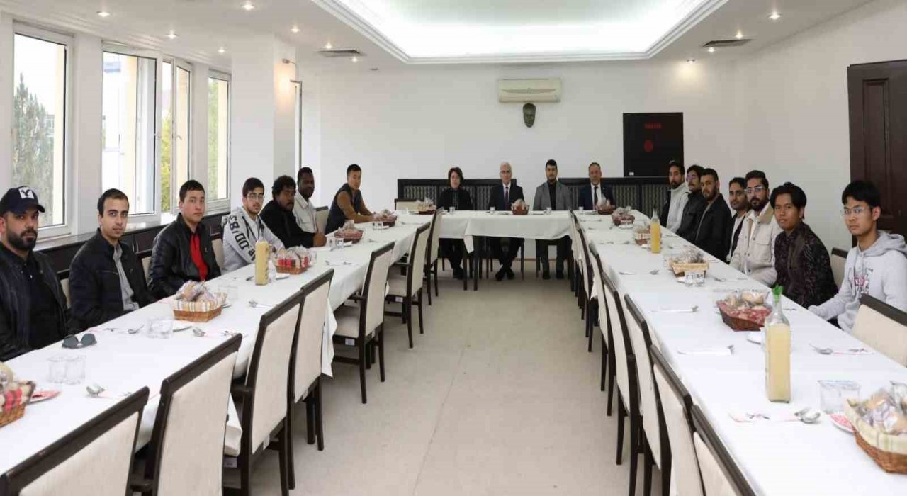 ESOGÜ yönetimi uluslararası öğrencilerle öğle yemeğinde bir araya geldi
