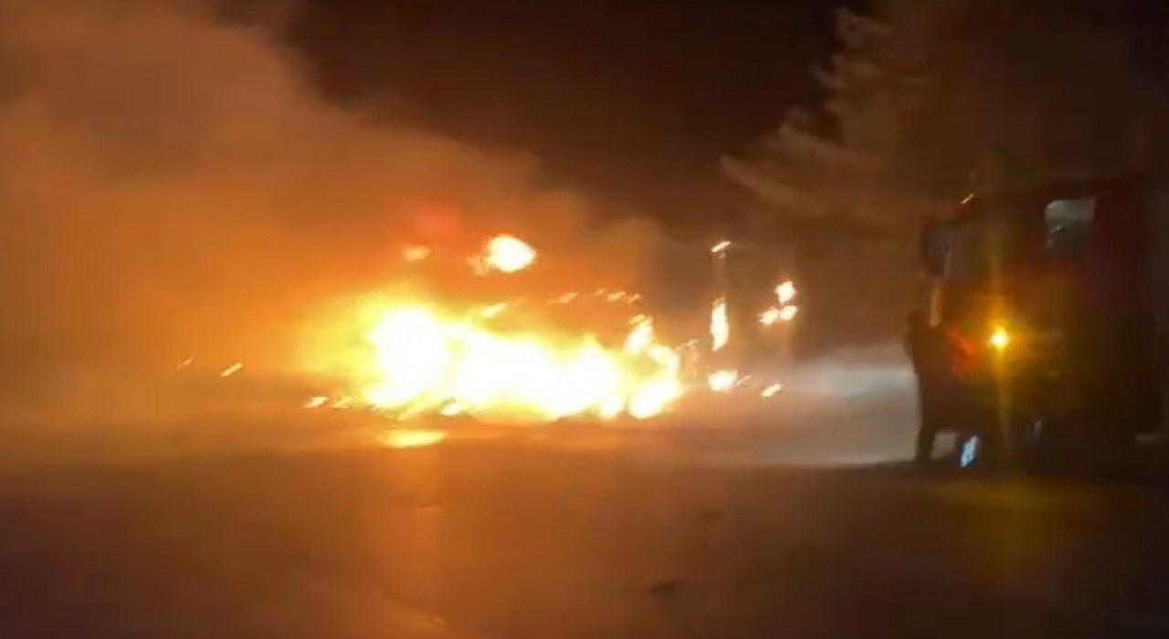 Et yüklü tır dorsesi yandı