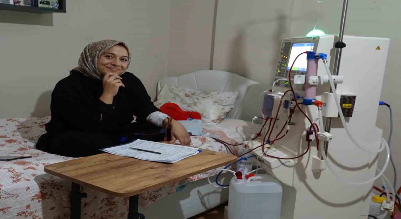 Evinde kendi diyalizini kendisi uyguluyor