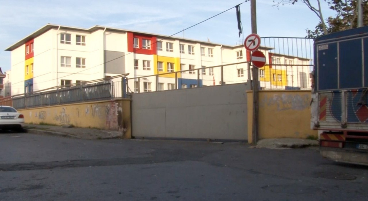 Eyüpsultanda bir okulun kapısı öğrencilerin üstüne düştü: 4 yaralı