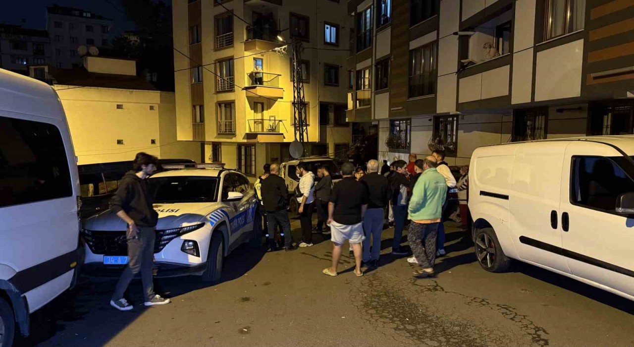 Eyüpsultanda bir sürücü sokakta bulunan 8 araca çarptı