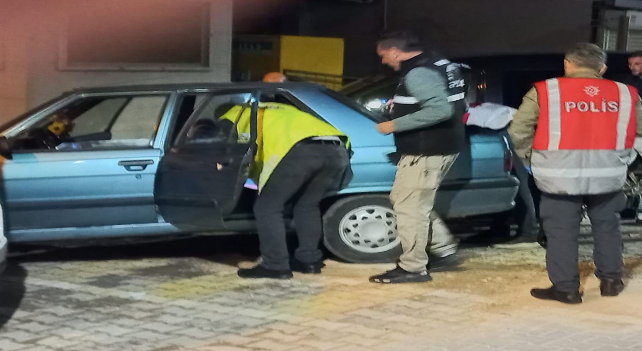 Ezinede uyuşturucu operasyonu: Kokain ve 500 bin TL yakalandı