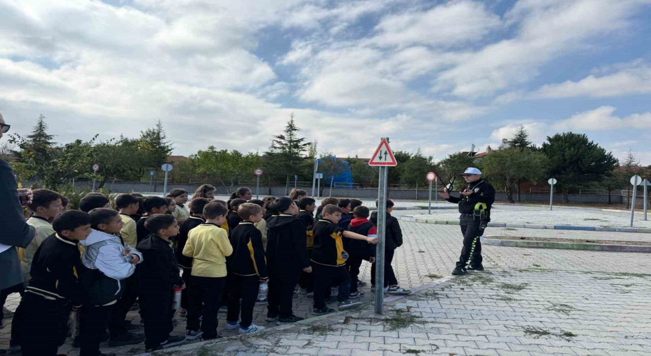 Fatih Ortaokulunda 75 öğrenciye trafik güvenliği eğitimi