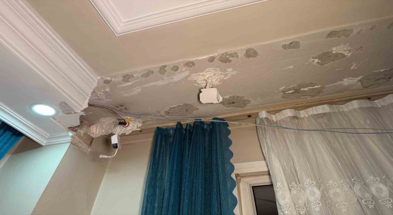 Fatihte bir evin tavanı deprem sebebiyle çöktü