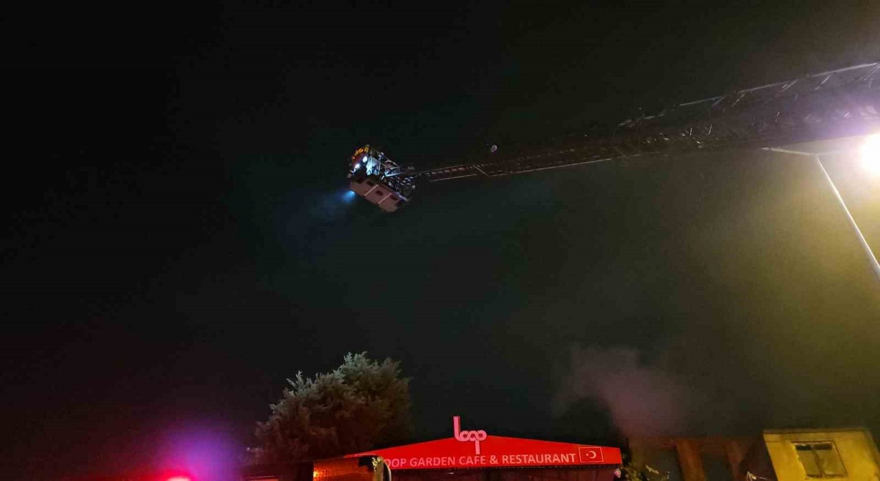 Fatihte metruk binada çıkan yangın kafeye sıçramadan söndürüldü