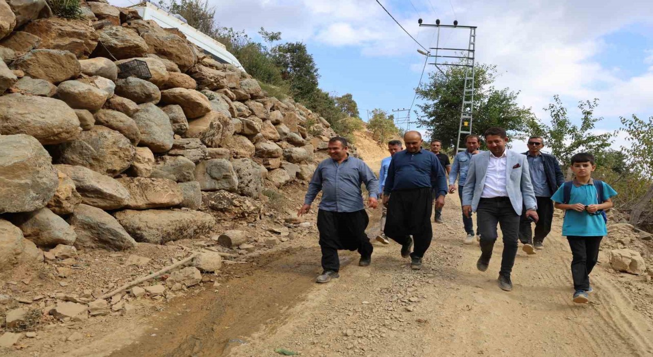 Fekede üreticilerin kış öncesi zorlu yol sorunu çözüldü: Mahallede büyük sevinç yaşandı