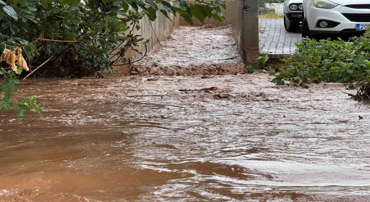 Fethiye sağanak yağışa teslim oldu
