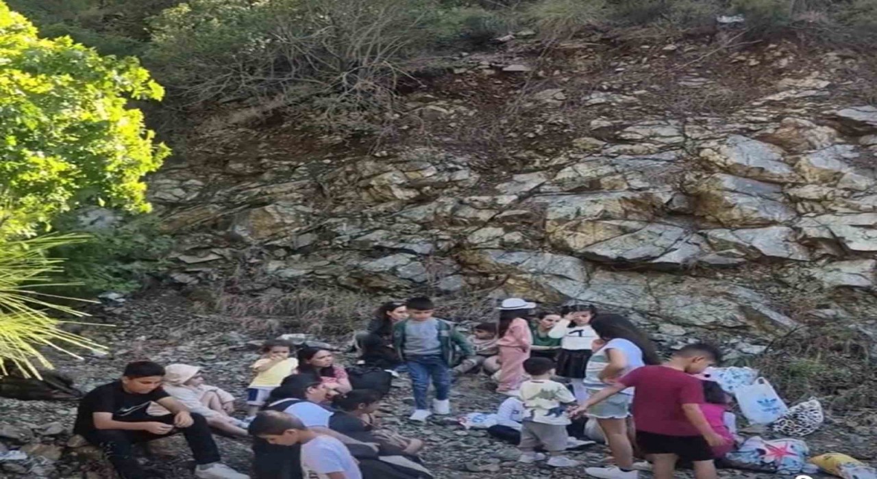 Fethiyede 43ü çocuk 65 düzensiz göçmen ve 4 göçmen kaçakçısı yakalandı