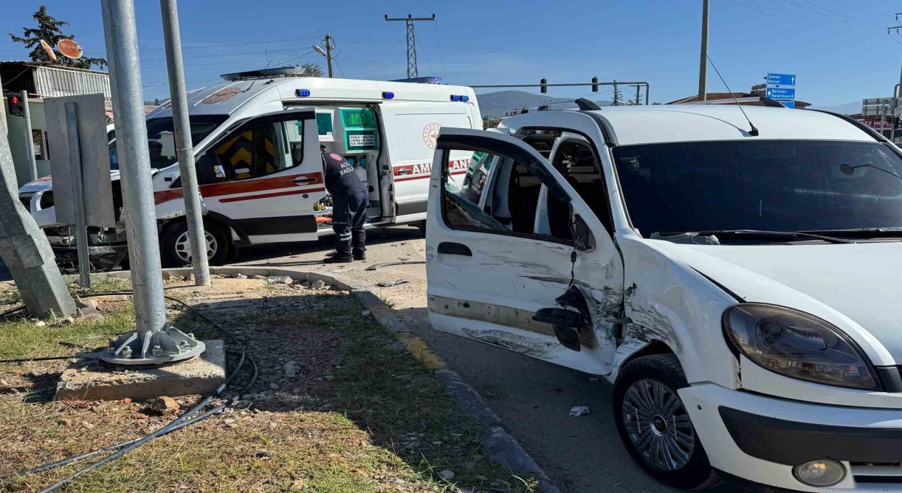 Fethiyede ambulansla hafif ticari araç çarpıştı: 2 yaralı