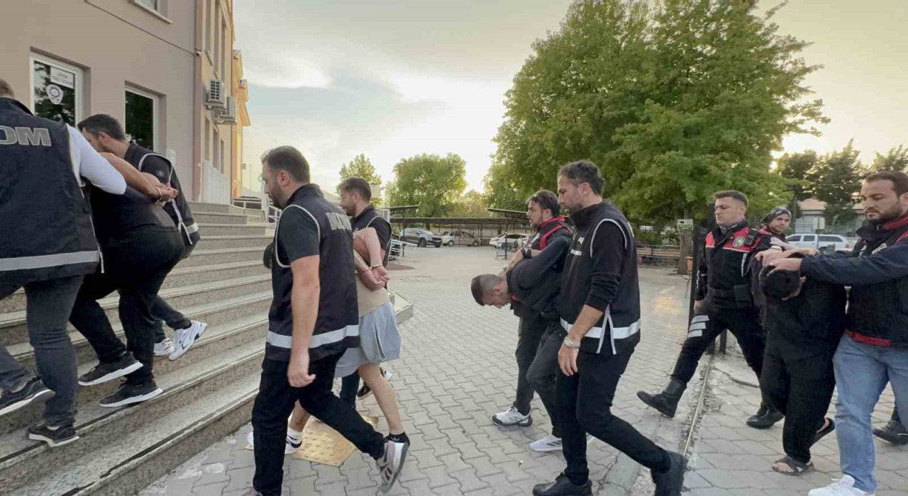 Fethiyede polise ateş açan şüpheliler adliyeye sevk edildi