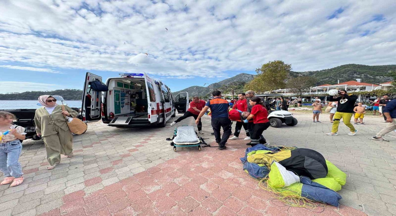 Fethiyede yamaç paraşütleri havada çarpıştı: 3 yaralı