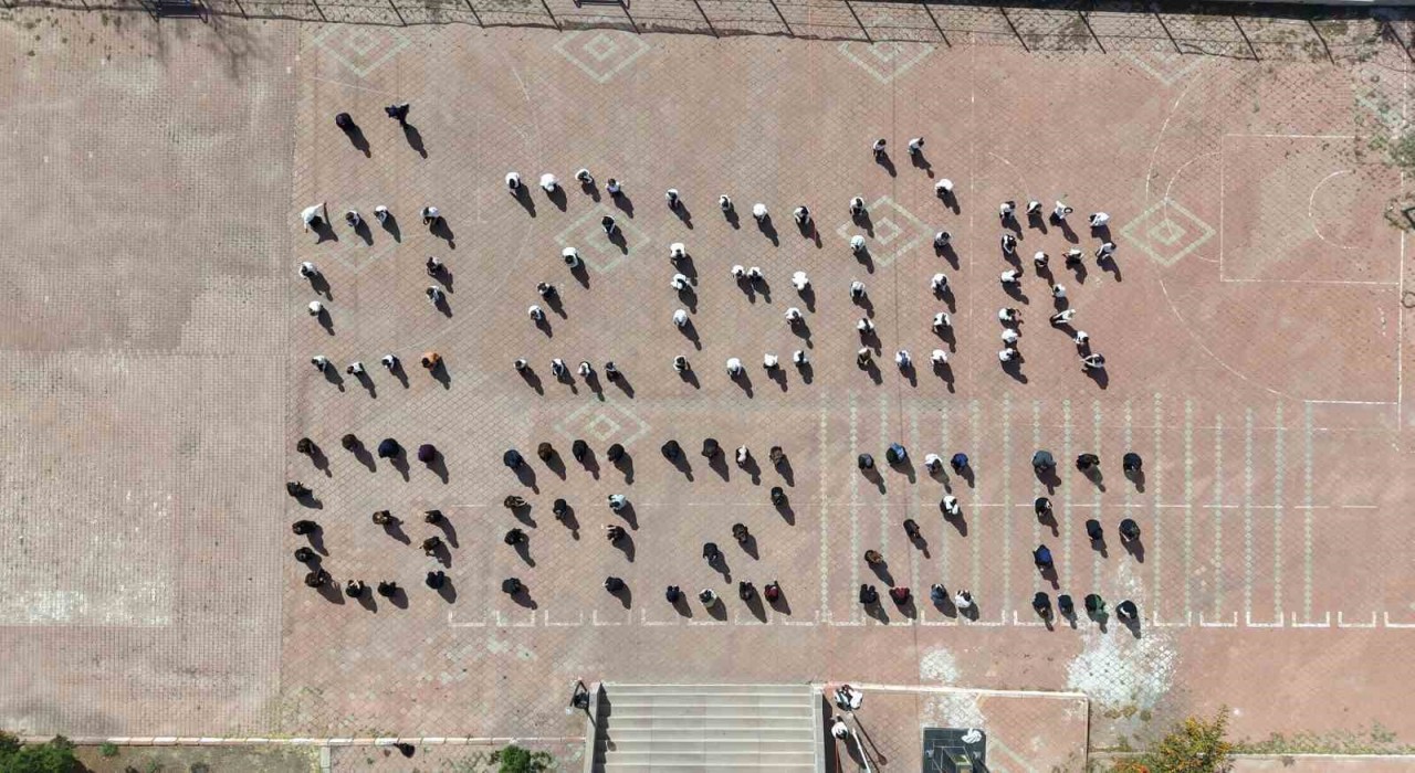 Filistin için tek yürek olan öğrencilerden Özgür Gazze koreografisi