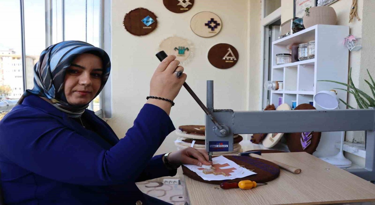 Filografi ve erhamın buluştuğu tablolar dikkat çekiyor