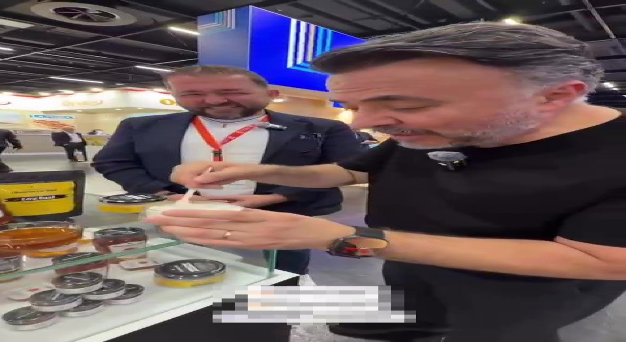 Firari FETÖcü, Almanyada Adanadan gelen firmanın balını tanıttı