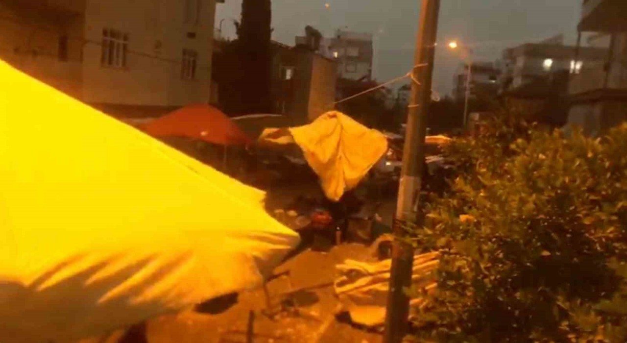 Fırtına pazar yerindeki güneşlikleri devirdi, tezgahları savurdu