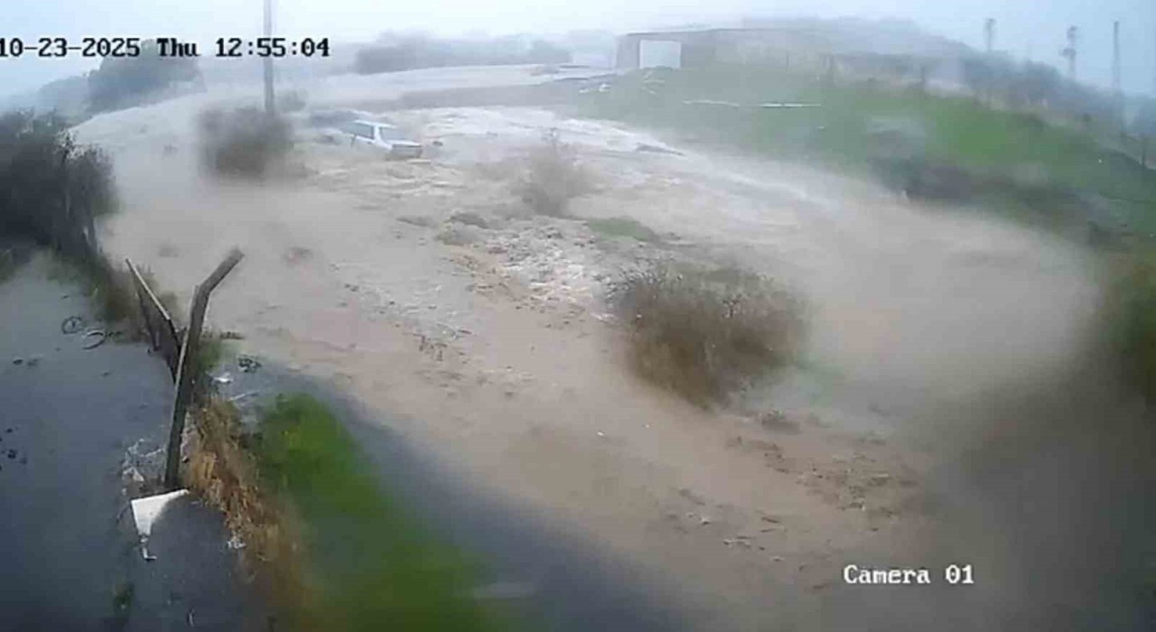 Foçada Kaptanoğlunun aracının sele kapıldığı anlar