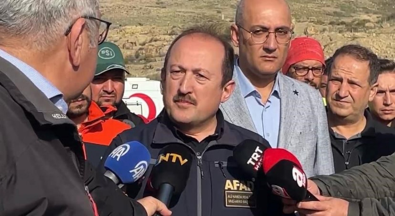 Foçada selin ardından vatandaşların yaraları sarılıyor