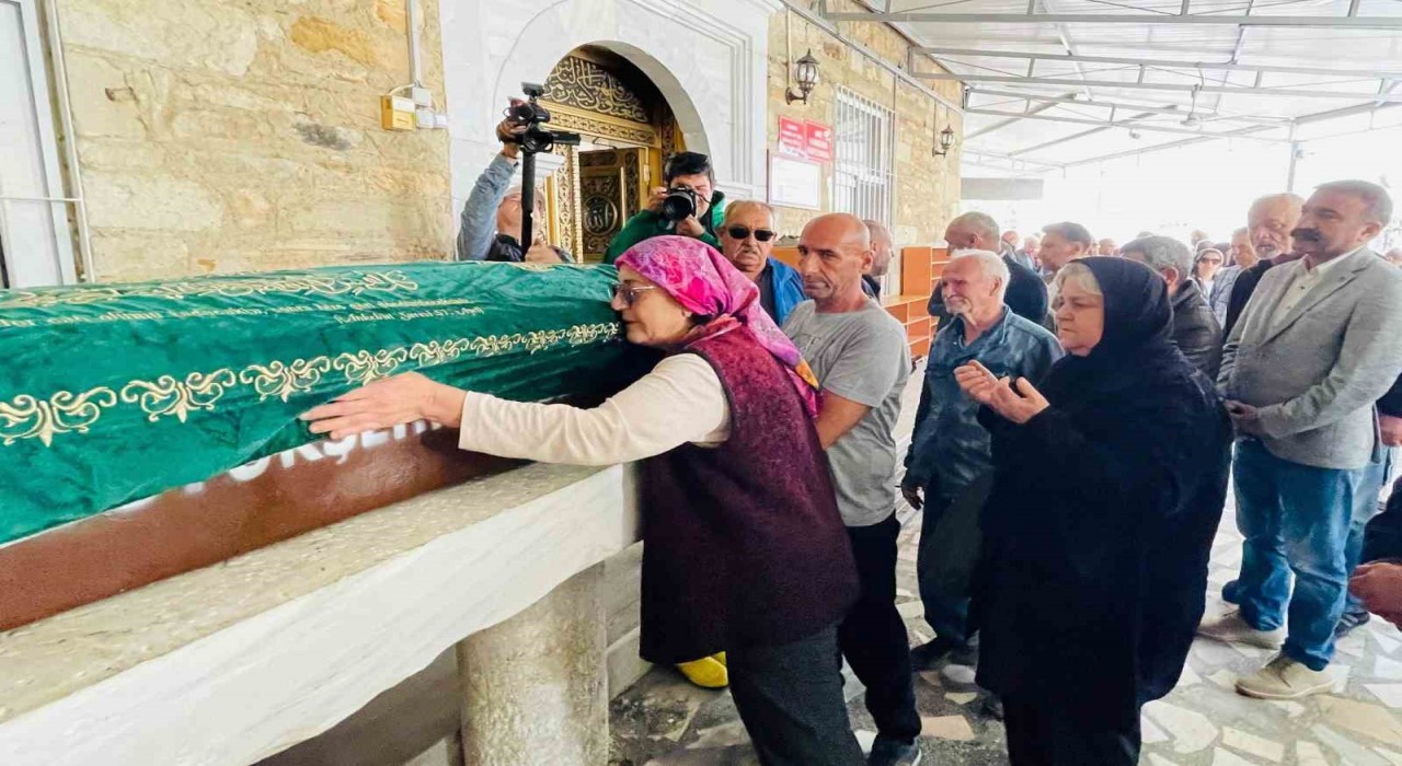 Foçadaki selde hayatını kaybeden şahıs toprağa verildi