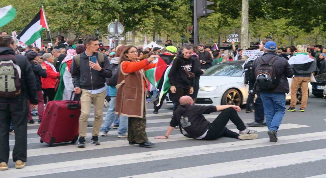 Fransada binlerce kişi, İsrailin Sumud Filosuna müdahalesini protesto etti