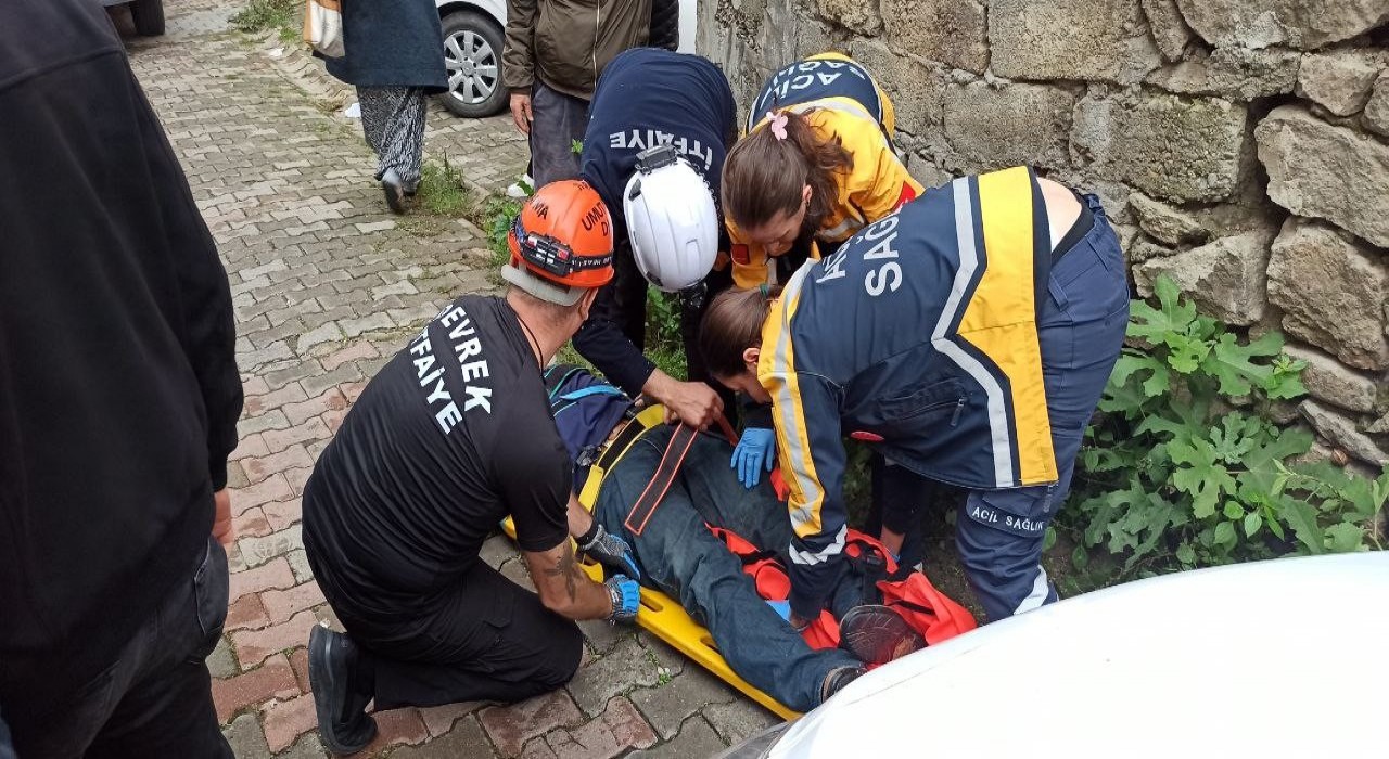 Freni boşalan otomobil adama çarptı