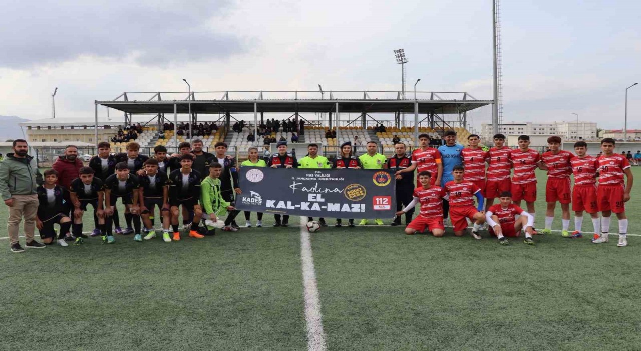 Futbol maçında Kadına El Kalkamaz farkındalığı