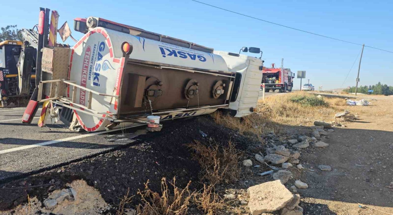Gaziantepte devrilen yakıt tankerinin sürücüsü yaralandı: İtfaiye önlem aldı