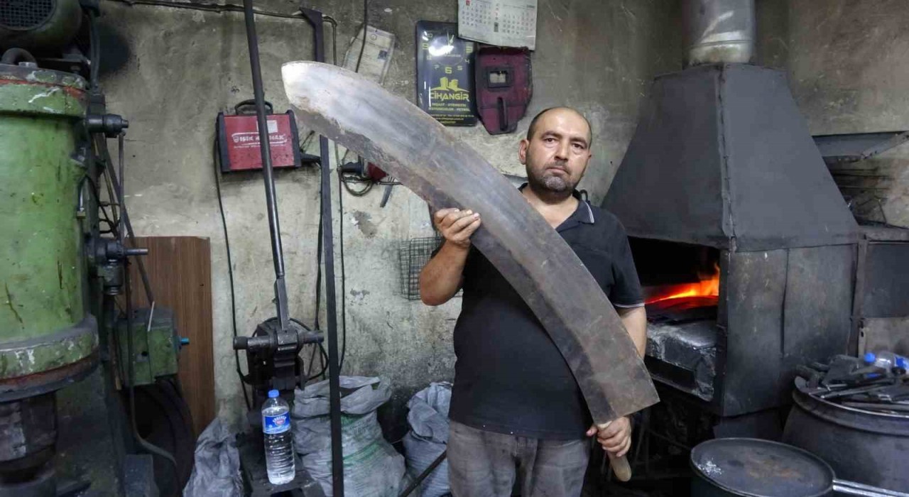 Gaziantepte el emeğiyle yapılan insan boyundaki et satırı alıcısını bekliyor