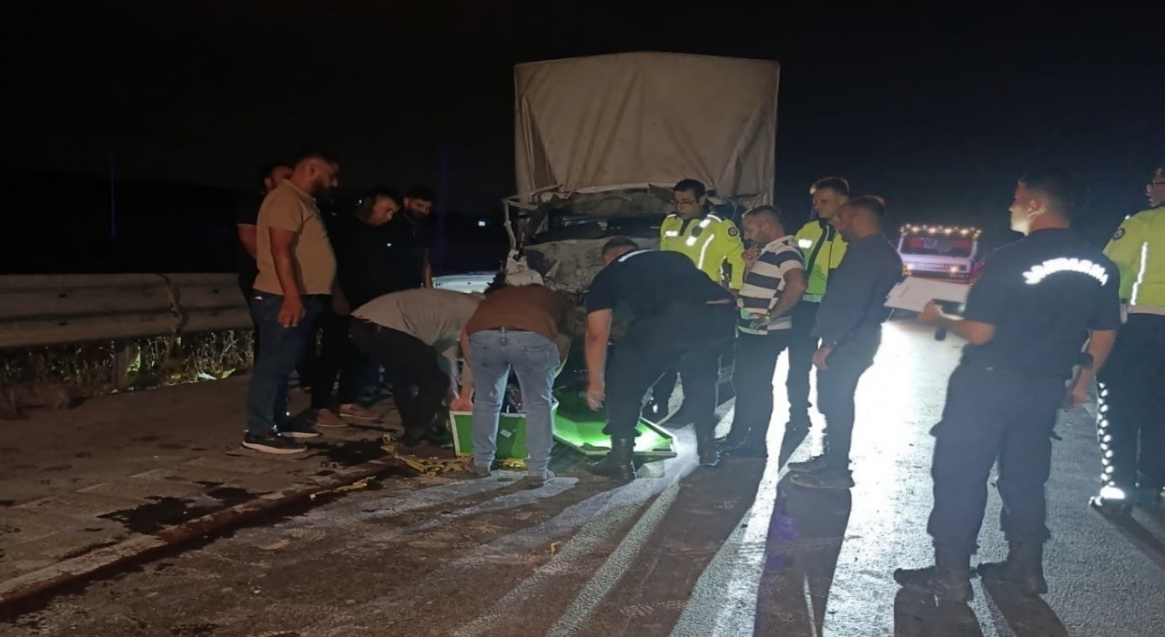Gaziantepte kamyonet kamyona arkadan çarptı: 1 ölü, 1 ağır yaralı