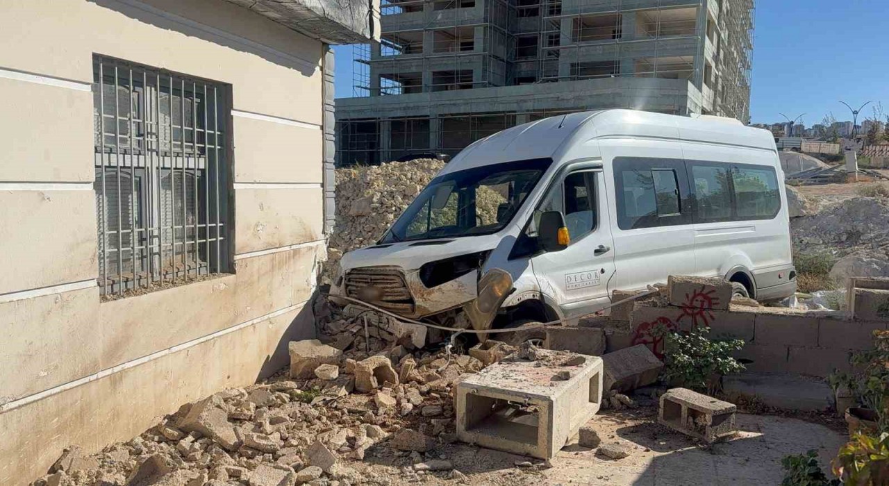 Gaziantepte kazadan kaçmaya çalışan servis eve çarptı: 3 yaralı