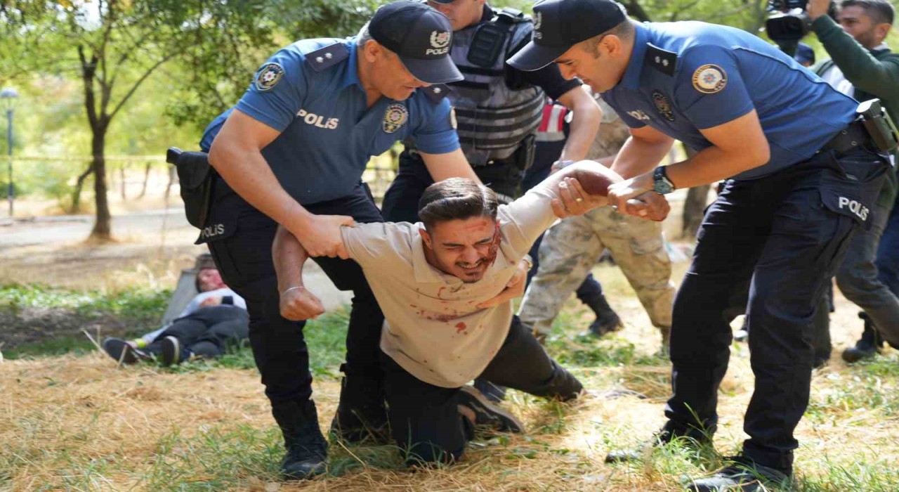 Gaziantepte terör tatbikatında kendini rolüne kaptıranları ekipler güçlükle sakinleştirdi