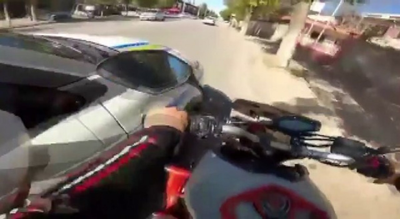Gaziantepte trafik kurallarını ihlal eden motosikletliyi polisler çarparak durdurdu