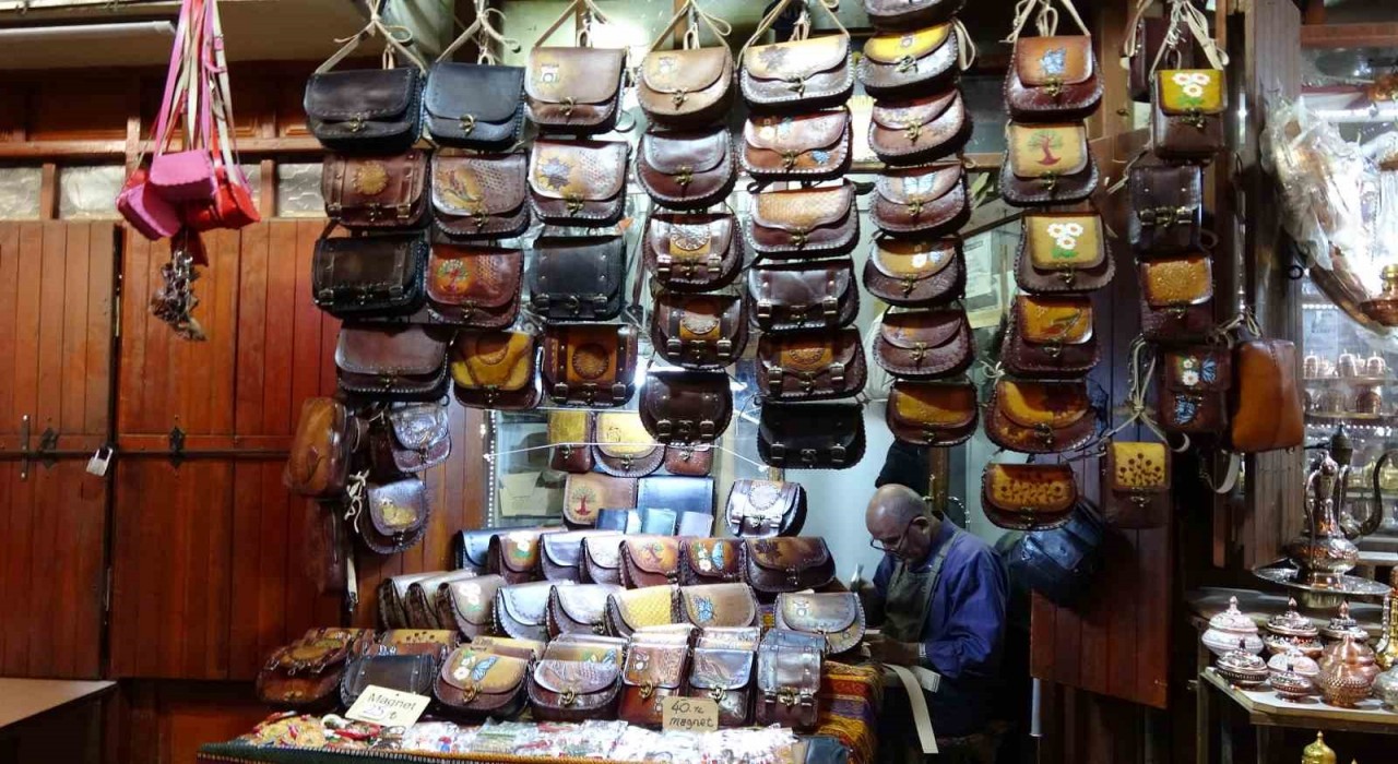 Gaziantepte yaşlı usta, 66 yıldır çanta üretiyor