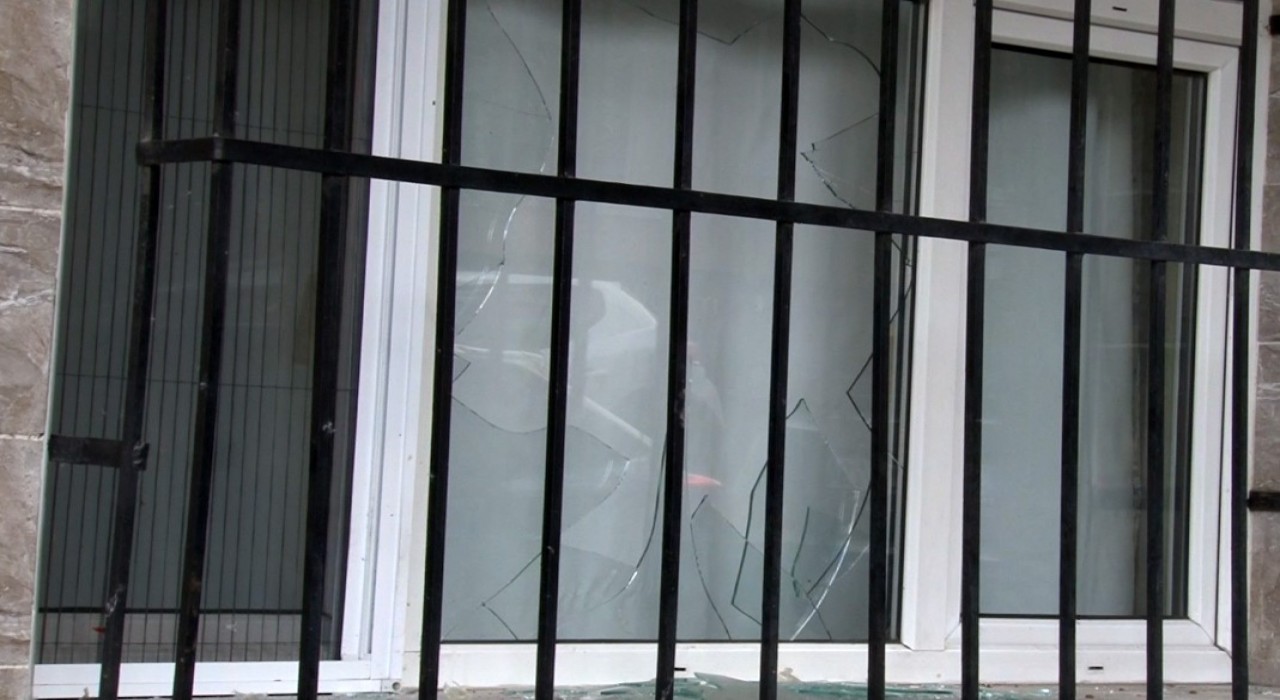 Gaziosmanpaşada cezaevinden tahliye olan bir kişinin evine el yapımı patlayıcı atıldı