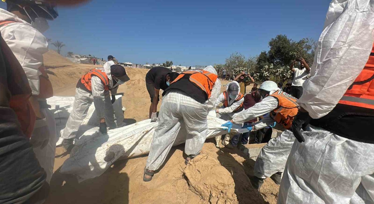 Gazzede ailelerin teşhis edemediği 54 cenaze toplu mezara defnedildi