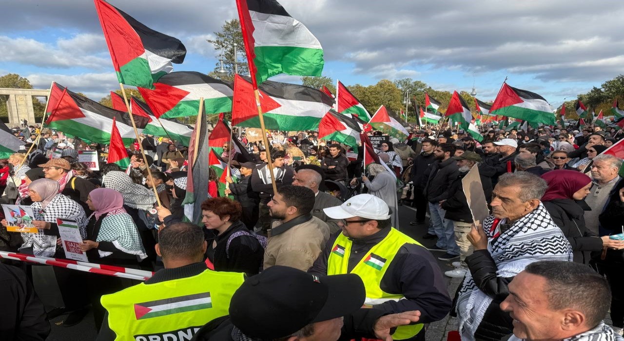 Gazzede ateşkes sonrası Berlinde 16 bin kişi Filistine destek gösterisinde buluştu