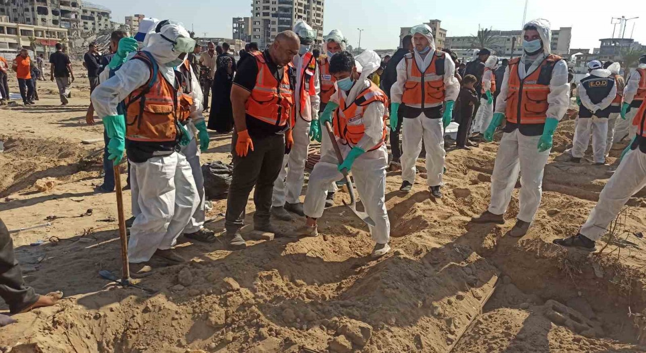 Gazzede saldırılar nedeniyle toplu şekilde defnedilen cenazeler kimlik tespiti için mezardan çıkarıldı