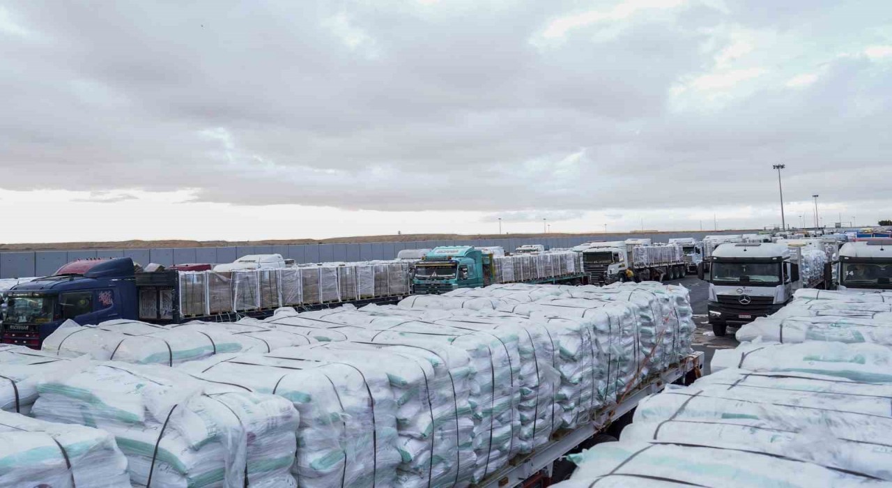 Gazzeye insani yardım taşıyan 400 kamyon giriş yaptı