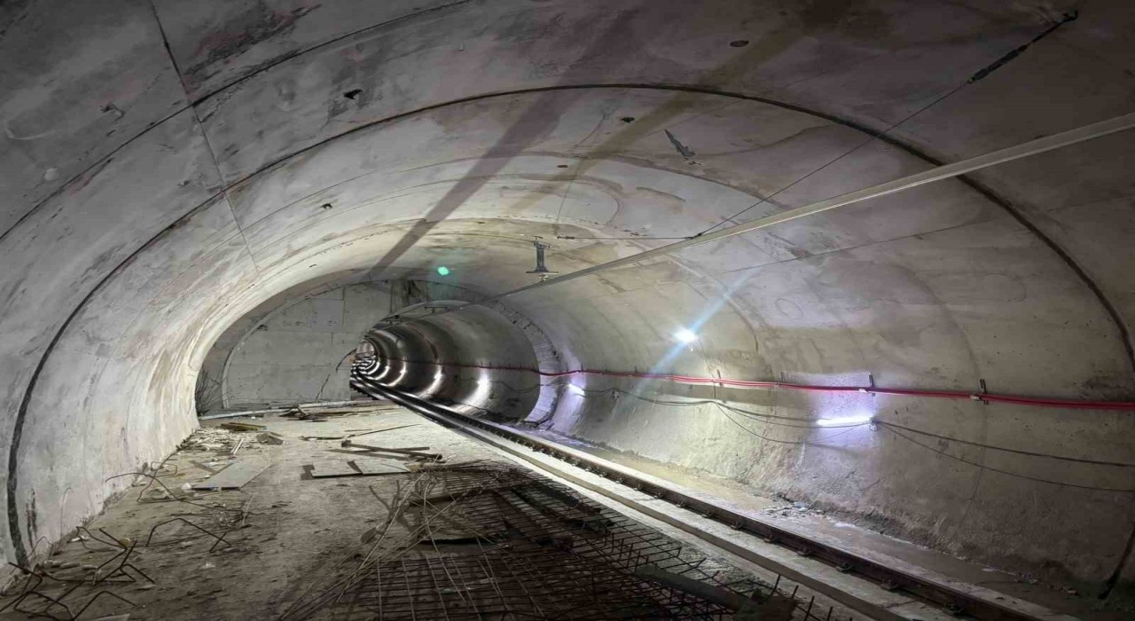 Gebzede 4 kişiye mezar olan binanın yakınından geçen metro hattının içi görüntülendi