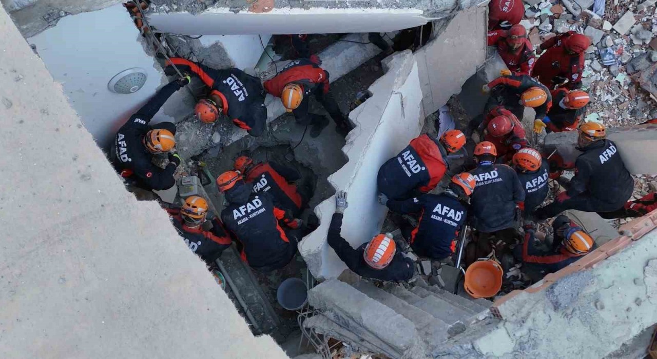 Gebzede çöken binadaki kurtarma çalışmaları 11. saatinde havadan görüntülendi