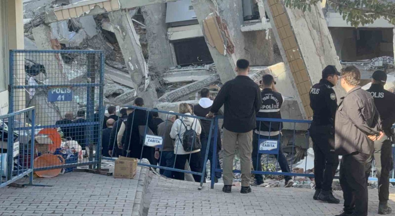 Gebzede çöken binanın enkazında inceleme yapılıyor