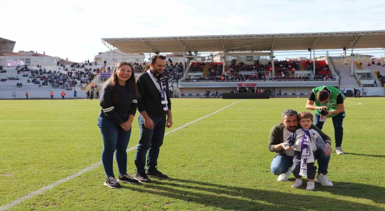 Gebzespor bilet gelirlerini DMD hastası Urasa bağışladı