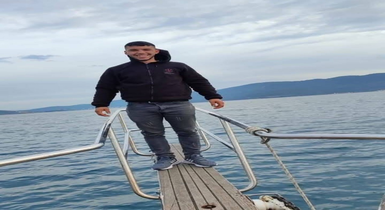 Gece kaza yapan iki gencin cenazesi sabah bulundu